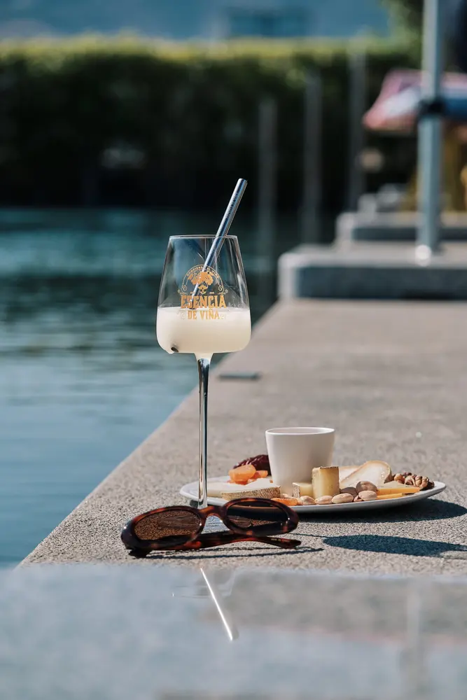 Blanc, ulleres de sol i aperitiu