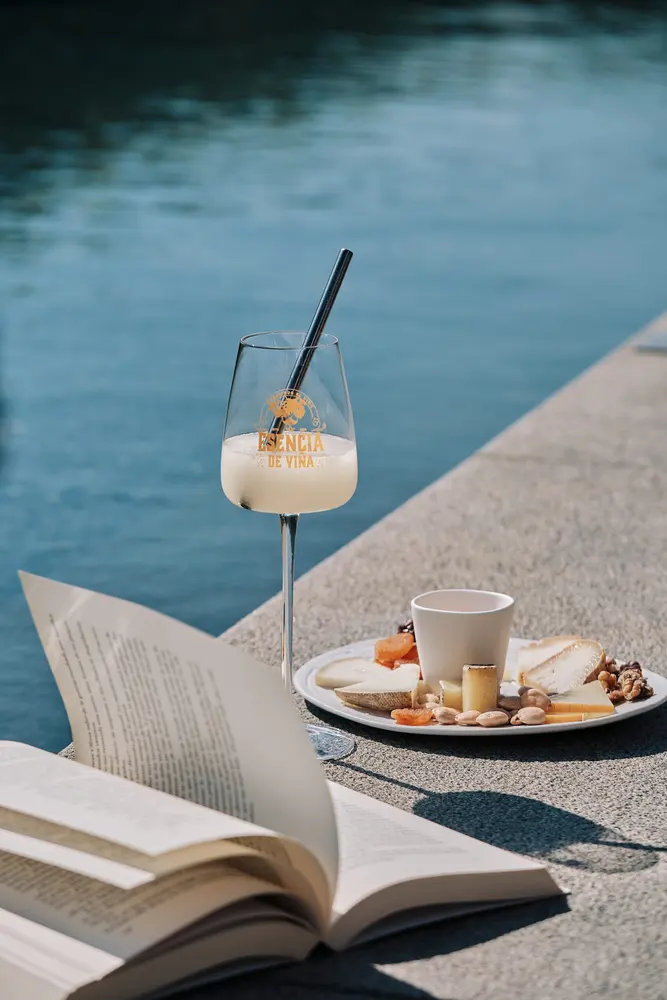 Blanc al costat de la piscina