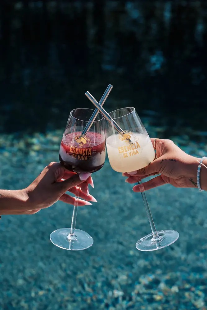 Blanc i negre, brindis sobre la piscina