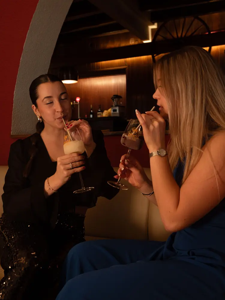 Dues amigues a la barra